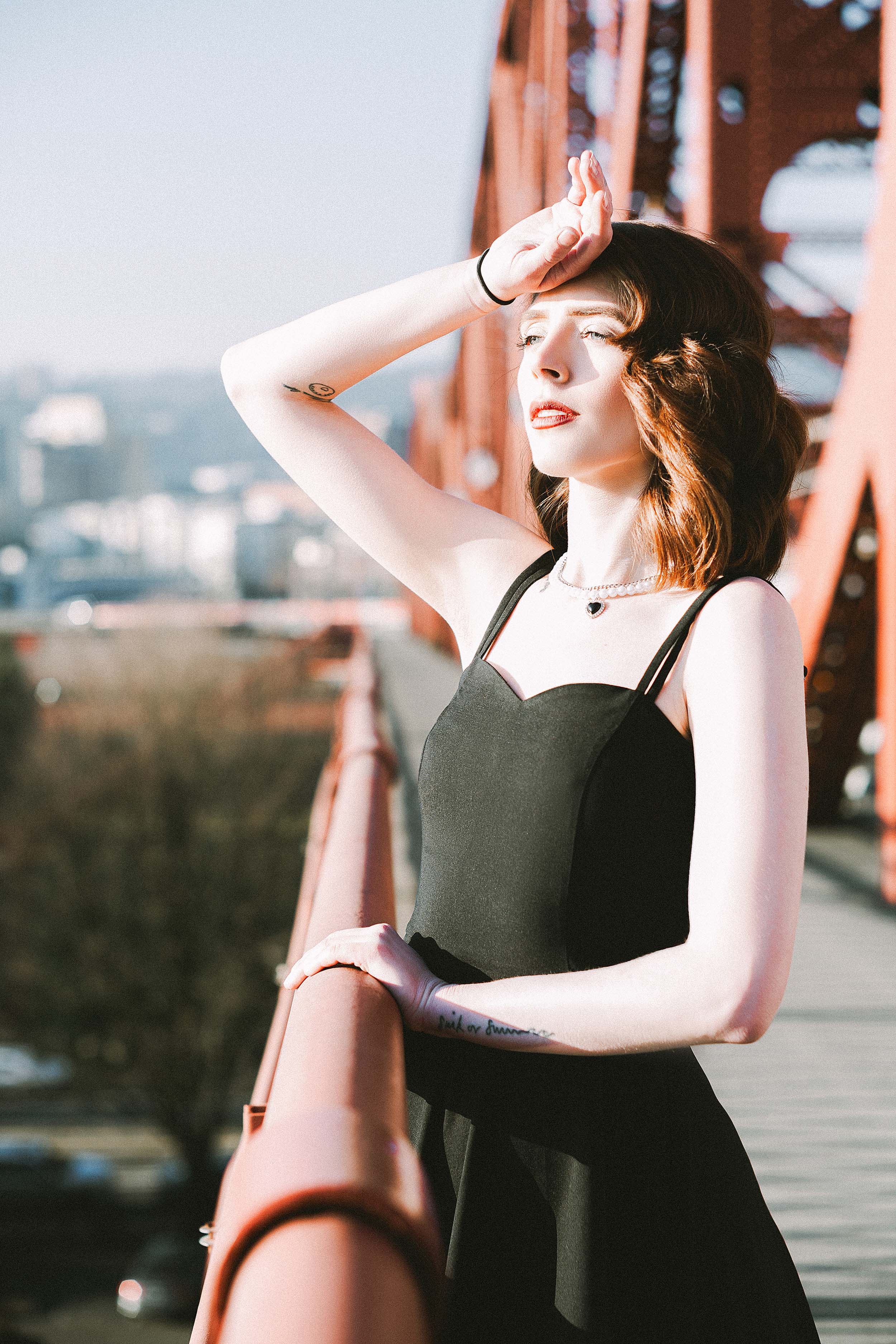 Elegant and Romantic 40s-Inspired Portraits on the Broadway Bridge — photograph 17 of 23